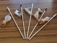 Cargar imagen en el visor de la galería, Varita Juguete con Cascabel Madera Diseño Surtido x 1Un