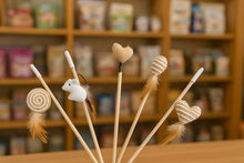 Cargar imagen en el visor de la galería, Varita Juguete con Cascabel Madera Diseño Surtido x 1Un